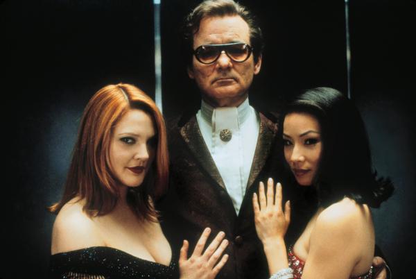 Bild 1 von 3: Bosley (Bill Murray, M.) und die Engel Dylan (Drew Barrymore, l.) und Alex (Lucy Liu, r.) schleusen sich auf einer Party von Roger Corwin ein, um weiteren Hinweisen in Zusammenhang mit der Entführung von Eric Knox nachzugehen.