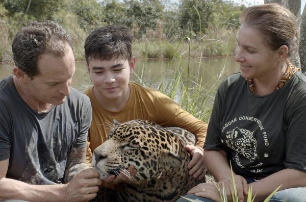 Bild 1 von 4: Leandro, Anah und Tiago leben zusammen mit Jaguaren und anderen Tieren in der Savannenlandschaft Cerrado in Brasilien.