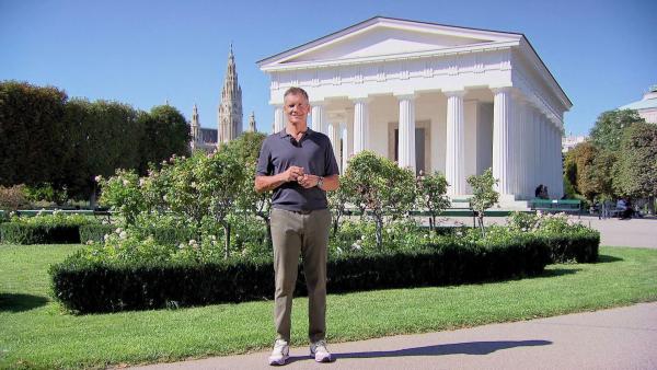 Bild 1 von 2: Im Bild: Armin Assinger vor dem Theseustempel.