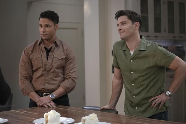 Bild 1 von 10: Carlos Reyes (Rafael L. Silva, l.); T.K. Strand (Ronen Rubinstein, r.)