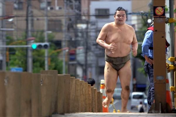 Bild 1 von 6: Ein Sumoringer beim Training im bekannten Sumo-Viertel Ryogoku