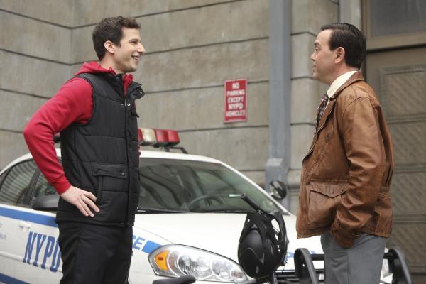 Bild 1 von 8: Jake Peralta (Andy Samberg, l.); Charles Boyle (Joe Lo Truglio, r.)
