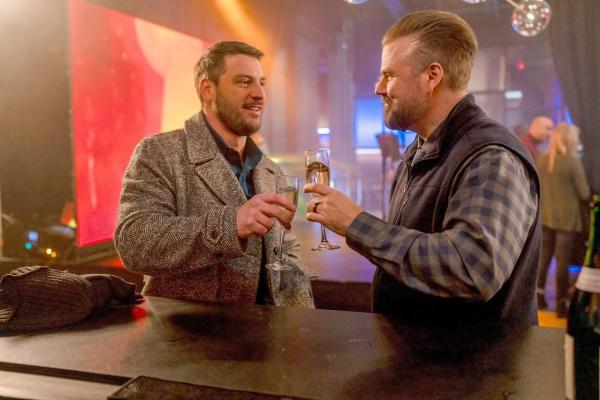 Bild 1 von 19: Im Bild (v.li.): Ryan Faucett (Trevor Vaughn), Tyler Labine (Dr. Iggy Frome).