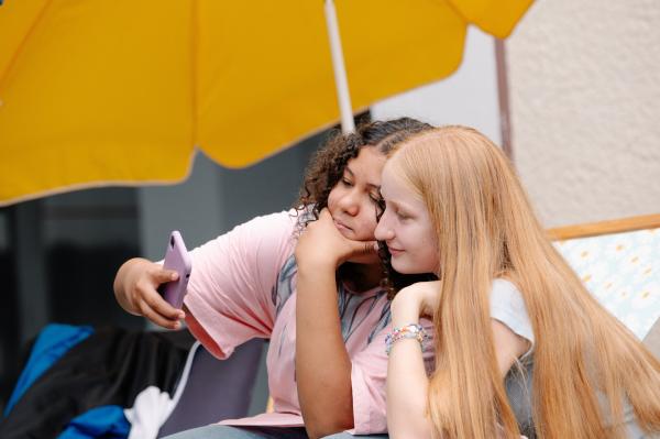 Bild 1 von 1: Samira (Soumayah Özel, links) und Paula (Yuna Florentine Mayer, rechts) sind unzertrennlich, sie freuen sich nach den Ferien ihre Freundinnen wiederzusehen.