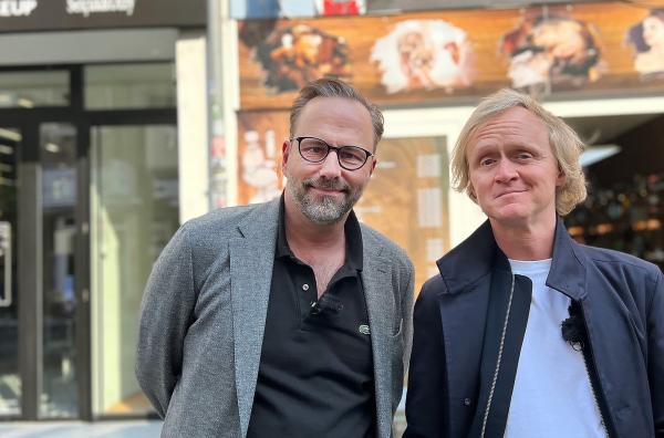 Bild 1 von 1: Es ist das Treffen der Entertainment-Legenden. Zum ersten Mal in ihrem Leben treffen Kurt Krömer und Pierre M. Krause aufeinander. Innerhalb einer Kurzstrecke tauschen die fremden Herren Nummern aus, stecken sich Wattestäbchen in die Nase und vollziehen eine kölsche Blutsbrüderschaft. Eine Beziehung bei der Torsten Sträter vor Neid erblassen würde, wäre er nicht auch Teil des SWR-WDR-RBB Trio Infernales. Ist das die Fusion, die das Fernsehen retten wird? Sind das die Rundfunk-Avengers?