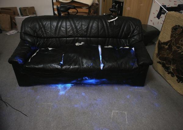 Bild 1 von 5: Auf diesem Sofa wurden 2010 in Berlin mithilfe der Spurensicherung des Berliner LKA Blutspuren des Vermissten entdeckt.