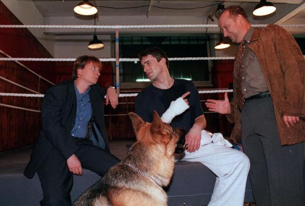 Bild 1 von 2: Im Bild (v.li.): Heinz Weixelbraun (Christian Böck), Gedeon Burkhard (Alexander Brandtner), Martin Weinek (Fritz Kunz).