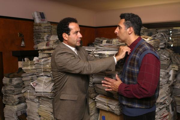 Bild 1 von 13: Nach vielen Jahren trifft Mr. Monk (Tony Shalhoub, l.) seinen Bruder Ambrose (John Turturro, r.) wieder. Dieser behauptet, seine Nachbarin wäre von ihrem Mann ermordet worden.