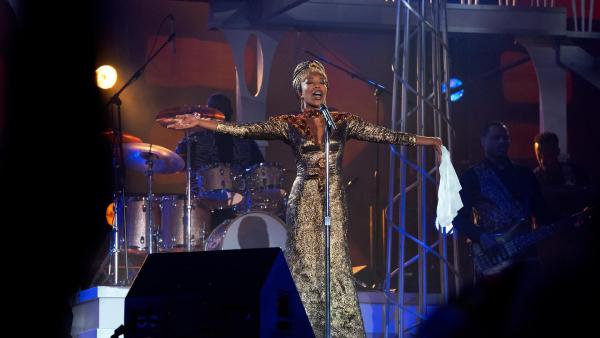 Bild 1 von 9: Im Bild: Naomi Ackie (Whitney Houston).