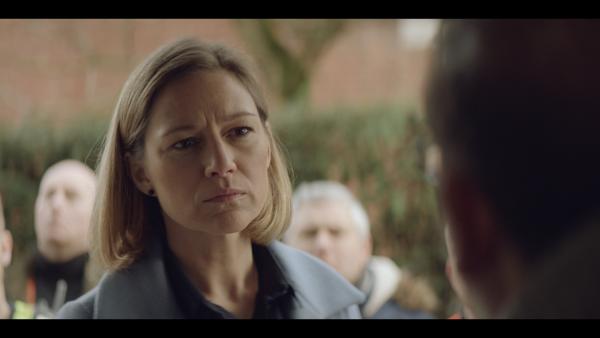 Bild 1 von 5: Staatsanwältin Erica DeBoek (Hilde De Baerdemaeker) taucht mit einem Durchsuchungsbefehl bei Jeremy zu Hause auf. Sie muss dringend mit ihm sprechen, aber sein Großvater meint, er sei verschwunden.