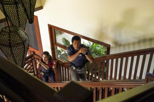 Bild 1 von 15: Lucy Tara (Yasmine Al-Bustami, l.); Kai Holman (Alex Tarrant, r.)