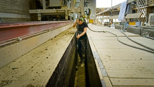 Bild 1 von 9: Produktionshalle in Schlins, Österreich: Durch Verdichten erhält gestampfter Lehm seine Stabilität.