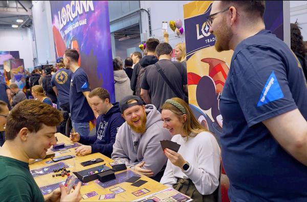 Bild 1 von 4: Großer Andrang am ?Lorcana?-Messestand: Das neue Sammelkartenspiel von Ravensburger und Disney boomt.