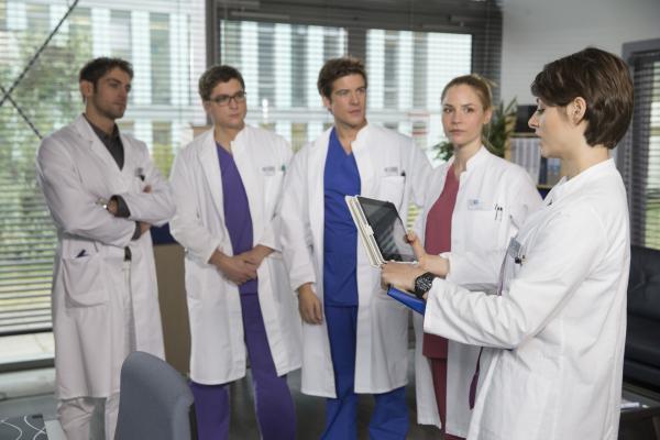 Bild 1 von 11: (v.l.n.r.) Dr. Niklas Ahrend (Roy Peter Link); Elias Baehr (Stefan Ruppe); Ben Ahlbeck (Philipp Danne); Julia Berger (Mirka Pigulla); Dr. Theresa Koshka (Katharina Nesytowa)