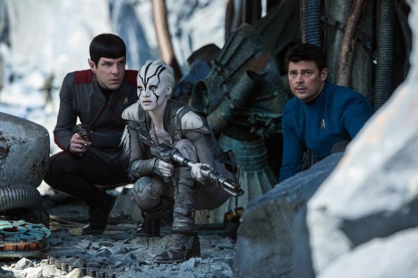 Bild 1 von 8: Noch ahnen Spock (Zachary Quinto, l.), Jaylah (Sofia Boutella, M.) und Doc Bones (Karl Urban, r.) nicht, gegen wen sie nach dem Absturz der Enterprise auf einem fremden Planeten wirklich kämpfen müssen ...
