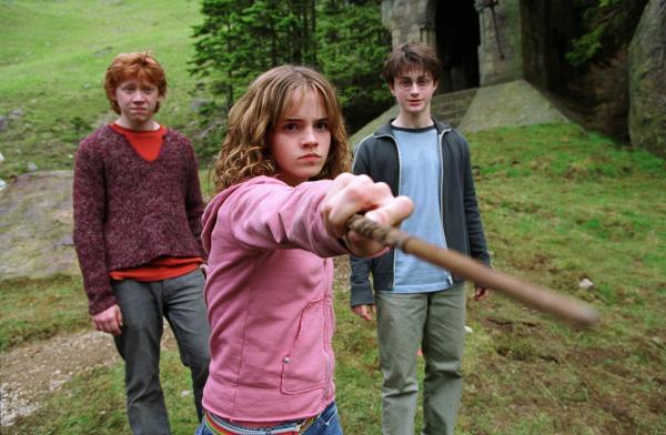Bild 1 von 15: (L-r) RUPERT GRINT as Ron Weasley, EMMA WATSON as Hermione Granger and DANIEL RADCLIFFE as Harry Potter in Warner Bros. Pictures? fantasy \