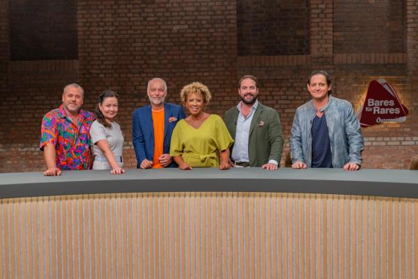 Bild 1 von 3: Arabella Kiesbauer (4.v.l.)