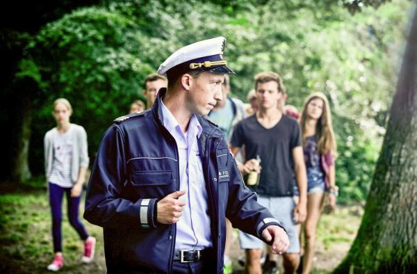 Bild 1 von 1: Im Bild: Pirmin Spitznagel (Simon Werdelis) verkündet den Jugendlichen, dass die Grillparty beendet ist.