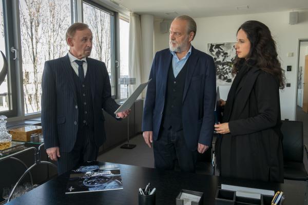 Bild 1 von 8: Obwohl Richard Voss (Jan-Gregor Kremp, M.) und Annabell Lorenz (Stephanie Stumph, r.) ihm belastende Informationen vorlegen, lässt der berechnende Geschäftsmann Franz Wagner (Alexander Held, l.) sich nicht aus der Ruhe bringen.