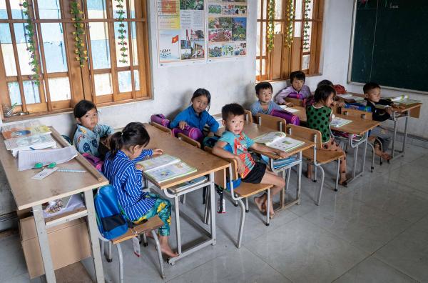 Bild 1 von 3: Im Dorf Lung Cang gibt es ein richtiges Schulgebäude ? andernorts in der Region wird oft in improvisierten Holzhütten unterrichtet.