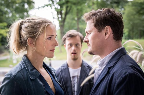 Bild 1 von 1: Nora (Tanja Wedhorn) lernt Matthias (Shenja Lacher) und seinen Bruder Robin (Max Dominik) kennen.