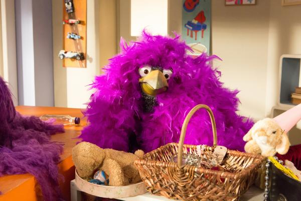 Bild 1 von 3: Das unbändige lila Federkleid ist für Rudi (Lennart Morgenstern) äußerst lästig. Wir soll er das wieder loswerden?© ZDF/Zia Ziarno - Honorarfreie Verwendung gemäß AGB im redaktionellen Zusammenhang mit genannter Sendung bei Nennung \