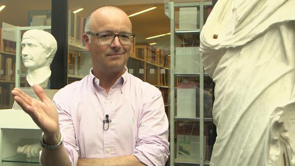 Bild 1 von 4: Karsten Schwanke im Foyer des Deutschen Archäologischen Instituts, das sich mit den großen Fragen der Menschheit beschäftigt.