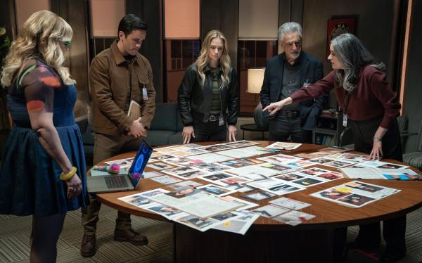 Bild 1 von 9: (v.l.n.r.) Penelope Garcia (Kirsten Vangsness); Tyler Green (Ryan-James Hatanaka); Jennifer Jareau (A.J. Cook); David Rossi (Joe Mantegna); Emily Prentiss (Paget Brewster)