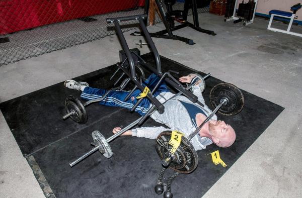Bild 1 von 17: Im Bild: Die Leiche von Volker Karak (Rainer Sellien) liegt unter Gewichtsstangen. Wurde dem Boxtrainer sein eigener Boxclub zum Verhängnis?