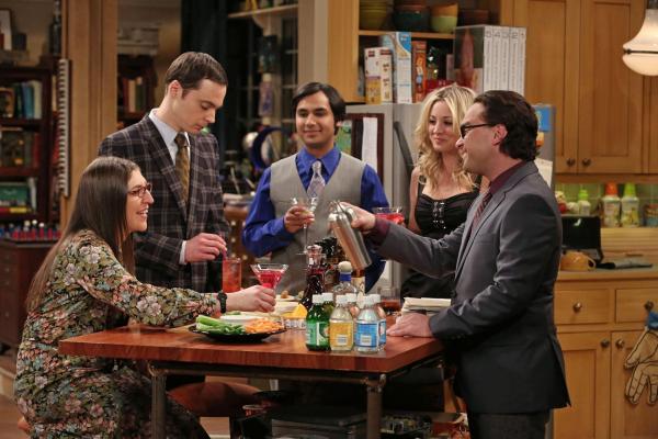 Bild 1 von 12: Würden gerne von Sheldon (Jim Parsons, 2.v.l.) wissen, was im Brief von Howards Vater stand: Leonard (Johnny Galecki, r.), Penny (Kaley Cuoco, 2.v.r.), Raj (Kunal Nayyar, M.) und Amy (Mayim Bialik, l.) ...