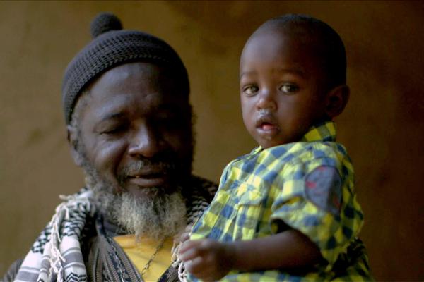 Bild 1 von 5: Aliou Ngom bei seiner Familie in Touba Toul