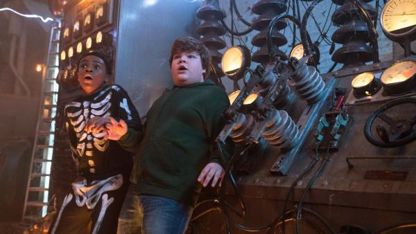Bild 1 von 8: Sam (Caleel Harris, li.) und Sonny (Jeremy Ray Taylor) lernen das Fürchten..