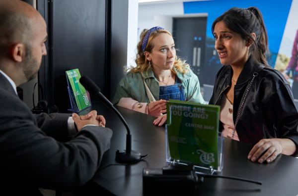 Bild 1 von 3: Gemeinsam mit Toni (Leah Brotherhead, l.) macht Rana (Taj Atwal, r.) eine böse Entdeckung. Die Tochter ihres neuen Freundes, auf die sie aufpassen sollte, ist verschwunden. Erst ratlos, zieht Rana dann doch noch ein Ass aus dem Ärmel.