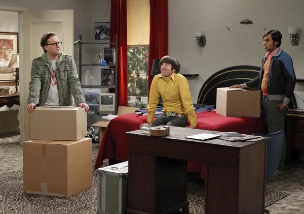 Bild 1 von 11: Leonard (Johnny Galecki, l.) und Raj (Kunal Nayyar, r.) unterstützen Howard (Simon Helberg, M.) bei seinem Umzug, während Sheldon ein Problem mit Amy hat ...