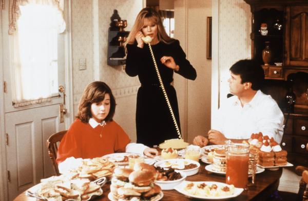 Bild 1 von 9: Jessie (Alyson Hannigan, l.) und Steve (Dan Aykroyd, r.) wundern sich über die ungewöhnlichen Fähigkeiten von Celeste (Kim Basinger, M.).