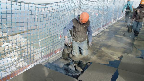 Bild 1 von 2: Während der mehr als vier Kilometer langen Fahrt klettert die \