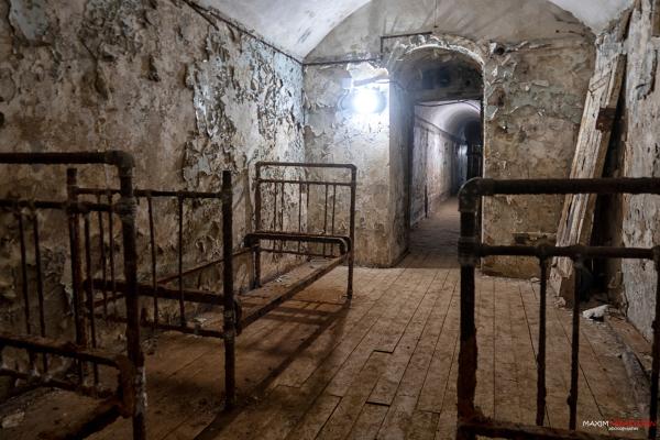Bild 1 von 6: Betten für die Wachmannschaft im Zhukow Bunker. Die Wolga hat den Raum mehrfach überflutet. Elektrizität kommt vom darüberliegenden aktiven Militärhospital.