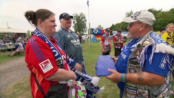 Bild 1 von 4: Auch Dieter (49) und Ex-Freundin Sandy (45) lassen sich das Event nicht entgehen und treffen hier zum ersten Mal auf Schalke-Bruder Willy (64).