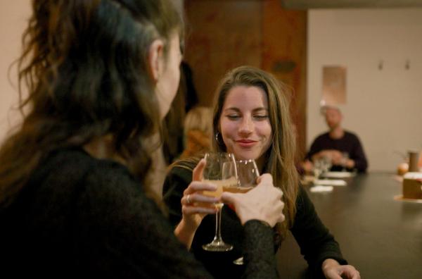Bild 1 von 2: Joséphine (Mi.) probiert in einer Pariser Flüsterbar alkoholfreie Getränke.