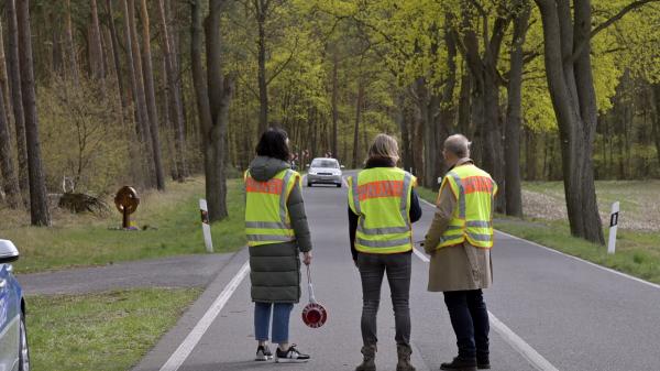Bild 1 von 4: Plötzlich rollt ein Auto auf Tamara Meurer (Anja Pahl, M.), Pauline Hobrecht (Agnes Decker, l.) und Bernhard Henschel (Michael Lott, r.) zu. Kurz vor ihnen bleibt es stehen. Aber niemand sitzt drin.