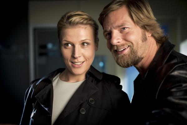 Bild 1 von 33: (4. Staffel) - Als Controllerin Steffi Averdunk (Franziska Weisz, l.) seinen Dienstwagen, den alten Ford Mustang, wegen zu hohen Spritverbrauchs ausmustern will, ist sie bei Mick (Henning Baum, r.) endgültig unten durch. Ob sie diesen Fehler je wiedergutmachen kann?