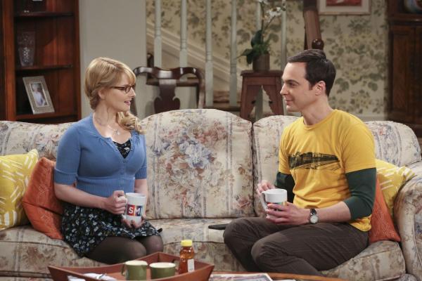 Bild 1 von 12: Nachdem Amy mit ihm Schluss gemacht und Penny ihm Leonard weggenommen hat, sucht Sheldon (Jim Parsons, r.) Rat bei der letzten verbliebenen weiblichen Freundin in seinem Leben: Bernadette (Melissa Rauch, l.) ...