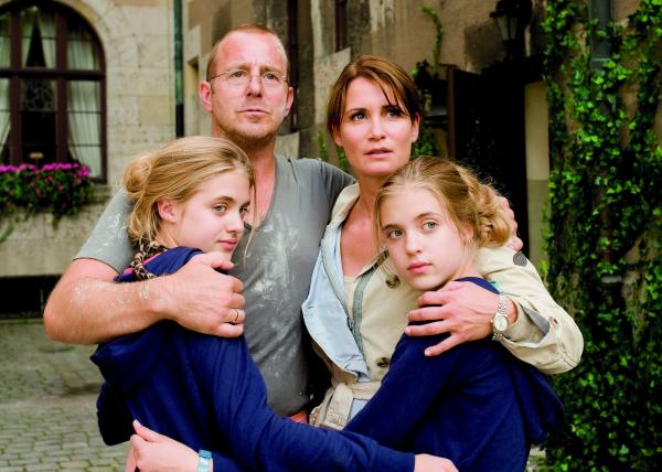 Bild 1 von 27: Die Zwillinge Hanni und Nanni (Jana und Sophia Münster) sind froh, nach all ihren Erlebnissen und überstandenen Abenteuern, wieder mit ihren Eltern George und Jule Sullivan (Heino Ferch und Anja Kling) vereint zu sein.