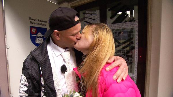 Bild 1 von 4: In Hamburg läuten endlich die Hochzeitsglocken für Jessica und Olaf.