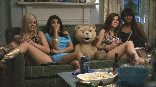 Bild 1 von 8: Muss sein Leben endlich selbstständig ohne John auf die Reihe bekommen: Ted (M.) ...