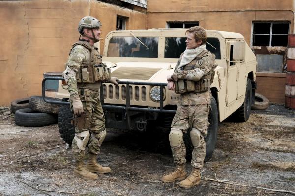 Bild 1 von 13: (v.l.n.r.) Jack Dalton (George Eads); Angus MacGyver (Lucas Till)