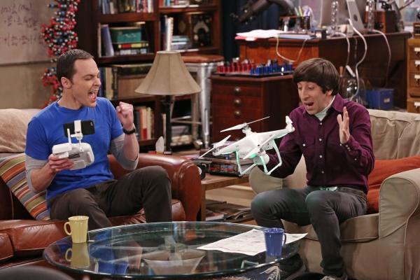 Bild 1 von 32: Die Drohne, die Sheldon (Jim Parsons, l.) und Howard (Simon Helberg, r.) sich ausgeliehen haben scheint zu funktionieren ...
