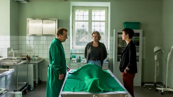 Bild 1 von 12: Im Bild: Die Tote vom Seeufer stellt sich als Chefin einer örtlichen Schönheitsklinik heraus. Gerichtsmediziner Gregor Eisen (Ronald Kukulies, l.) hat neue Informationen zum Todesfall für die Ermittlerinnen Doro Beitinger (Franziska Weisz, M.) und Chiara Locatelli (Maria Wördemann, r.).