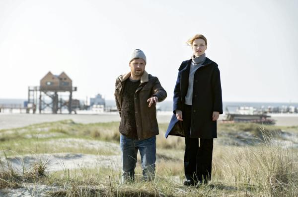 Bild 1 von 3: Kommissarin Ria Larsen (Karoline Schuch) jagt mit ihrem Kollegen Brandt (Christoph Letkowski) einen Ritualmörder.