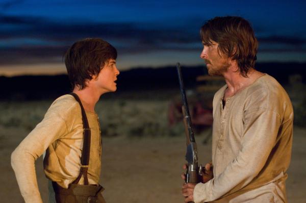 Bild 1 von 6: William Evans (Logan Lerman) ist mit den Entscheidungen seines Vaters Dan Evans (Christian Bale) nicht einverstanden.